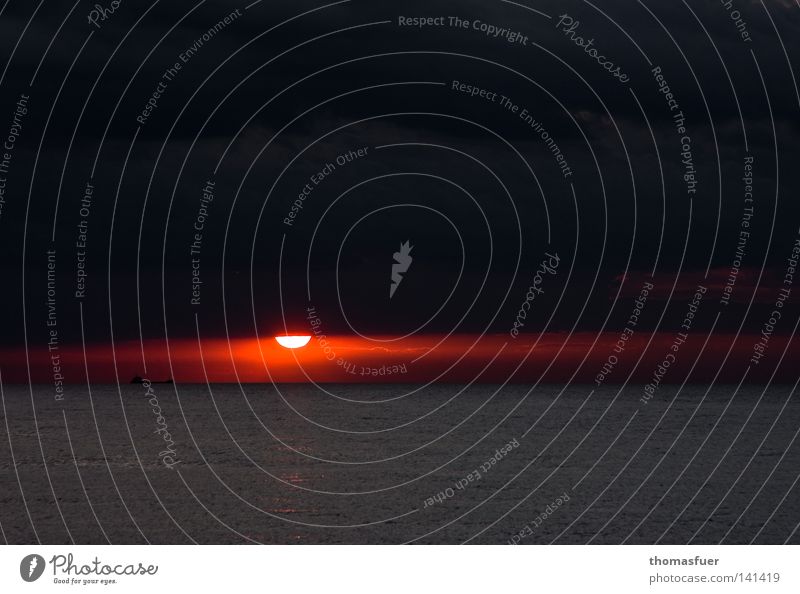 Sonnenuntergang dunkel Meer rot Glut Horizont Ferne Wasserfahrzeug Ferien & Urlaub & Reisen Sommer Sommerabend Abenddämmerung Fernweh faszinierend dramatisch