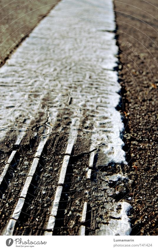 schnurstracks Verkehr Straßenverkehr Bodenbelag Asphalt Straßenbelag Am Rand Seitenstreifen Streifen Ordnung Spuren Reifenspuren Fußspur driften Unbekümmertheit