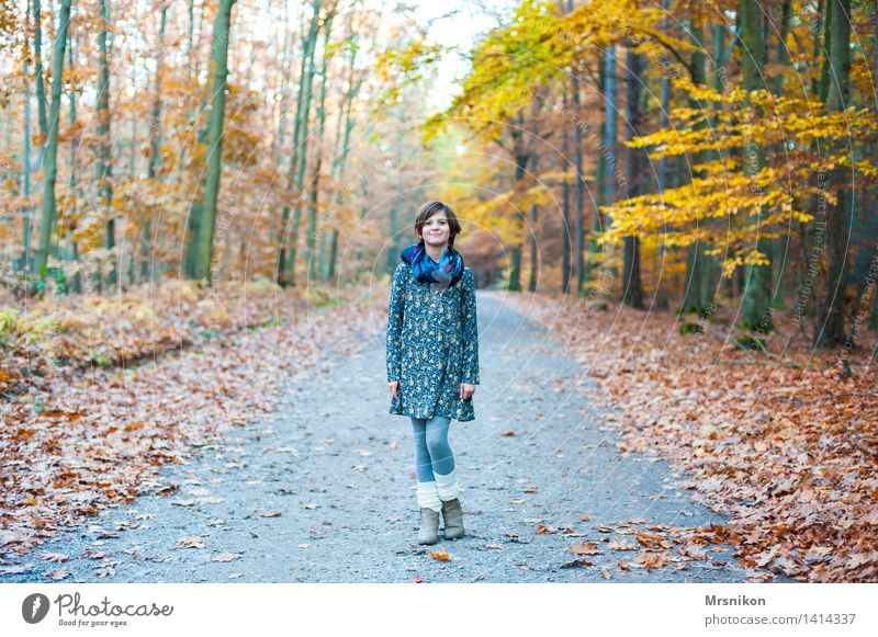 here i am feminin Mädchen Kindheit Jugendliche Leben 1 Mensch 8-13 Jahre Natur Herbst Wald stehen herbstlich Herbstwald Herbstlaub Fußweg Wege & Pfade Blatt