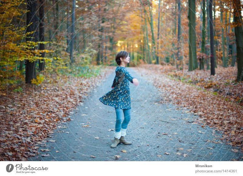 lebendig Tanzen Mensch feminin Kind Mädchen Kindheit Jugendliche Leben 1 8-13 Jahre Natur Herbst Schönes Wetter drehen herbstlich Herbstlaub Herbstwald