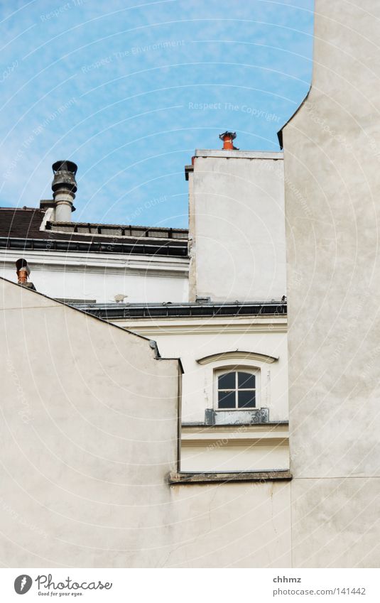 Rahmen Fenster Dachfenster Durchblick Leitersprosse Durchbruch Fassade Dachgiebel Schornstein Paris Blick Himmel Wolken Fensterbogen Bogen Dachrinne historisch