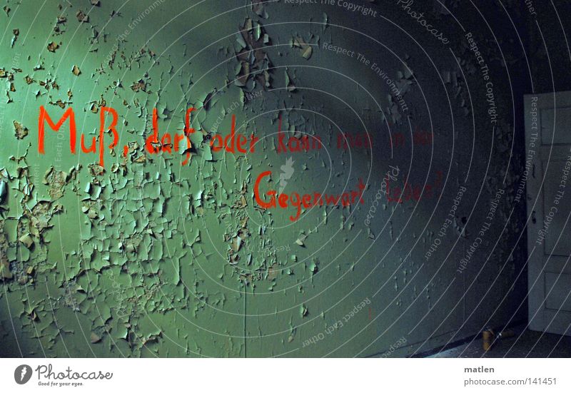 schriftlich Farbe alt rot Schriftzeichen abblättern Ruine Tür offen verfallen abblätternd