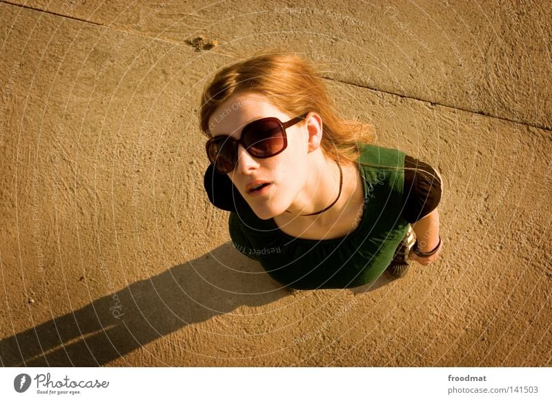 /oo Blick Sonnenbrille Schatten Frau schön Coolness lässig Stil Sommer Kopf Vogelperspektive blond Kleid grün braun heiß Physik Teer klein groß Asphalt