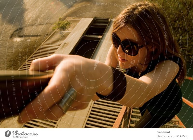 galant Blick entdecken Sonnenbrille Schatten Frau schön Coolness lässig Stil Sommer Kopf Vogelperspektive blond Kleid grün braun heiß Physik Teer klein groß