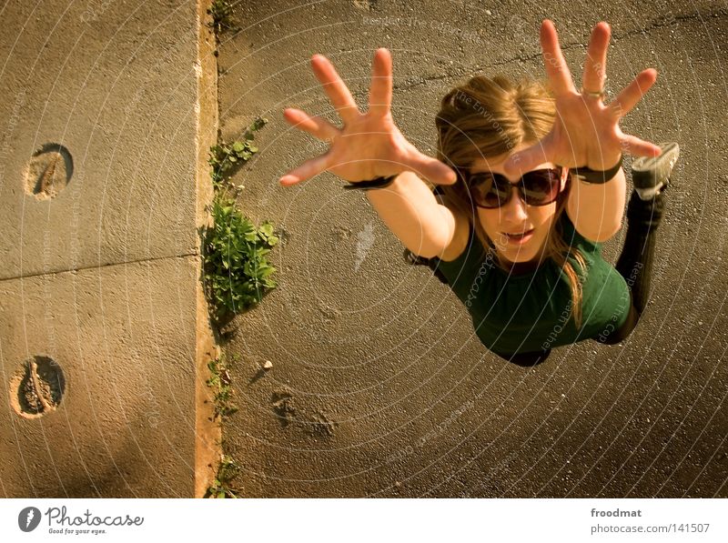 : springgreif Sonnenbrille Schatten Frau schön lässig Stil Sommer Vogelperspektive blond Kleid grün braun heiß Physik Teer klein groß Asphalt Haare & Frisuren