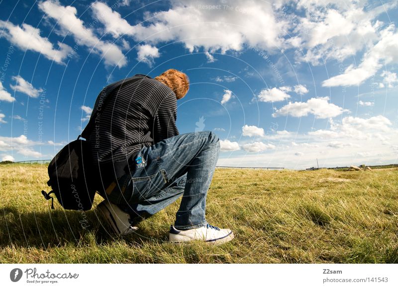 überblick behalten Ferne Fotografieren Wiese Mann maskulin rot gestreift ruhig Sommer Wolken lässig Freundschaft grün saftig Blick überblicken Landschaft