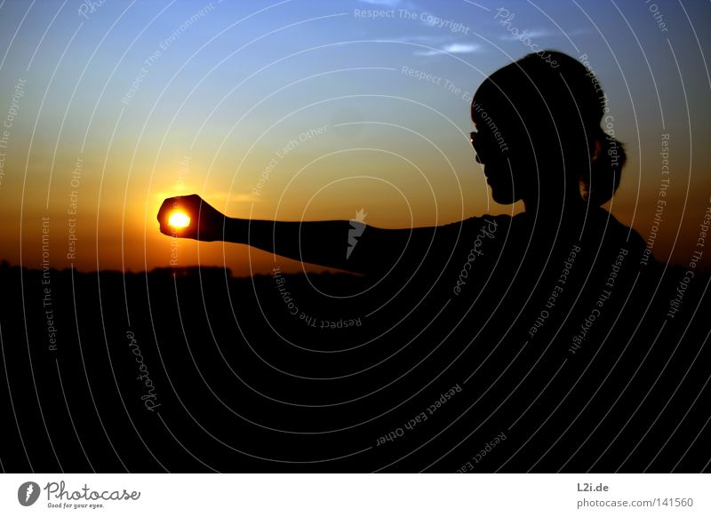 IN MY HAND Frau Horizont Sonnenuntergang Licht Lichtspiel Hand fangen Silhouette Sommer Stimmung Wellness Unendlichkeit Meer Strand Freude sun Schatten Himmel