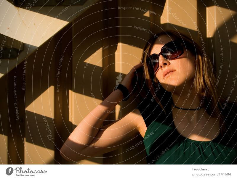 tussigepose entdecken Sonnenbrille Schatten Frau schön lässig Stil Sommer Vogelperspektive blond Kleid grün braun heiß Physik Asphalt Haare & Frisuren diagonal