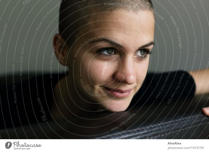 nahes Portrait einer jungen, schönen Frau mit sehr kurzen Haaren harmonisch Wohlgefühl Zufriedenheit Sinnesorgane Junge Frau Jugendliche Gesicht Grübchen