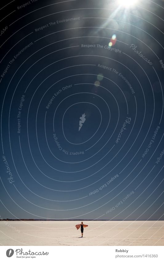 Salzmarsch feminin 1 Mensch Natur Landschaft Wolkenloser Himmel Horizont Sonne Sonnenlicht Schönes Wetter Wüste Salzwüste Salzsee entdecken laufen dehydrieren