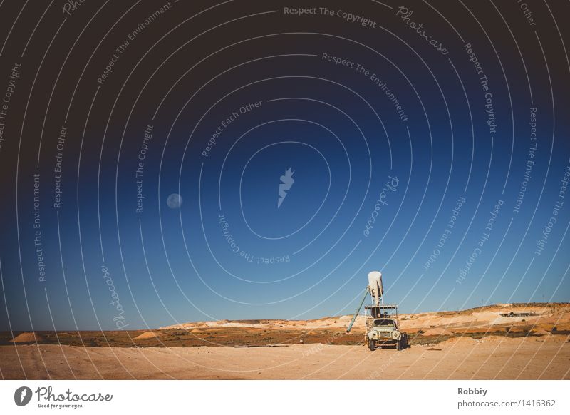 Marsrover Wolkenloser Himmel Outback Verkehr Fahrzeug Lastwagen Bauwagen Bewegung Einsamkeit Horizont Mobilität modern Nostalgie skurril Güterverkehr & Logistik