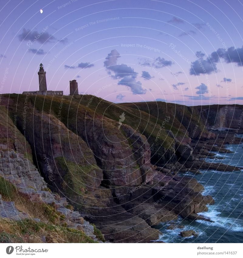 Felsenküste mit Leuchtturm in der Abenddämmerung Sonnenuntergang rot blau gelb mehrfarbig Romantik beeindruckend Korona Silhouette Frankreich Bretagne Küste