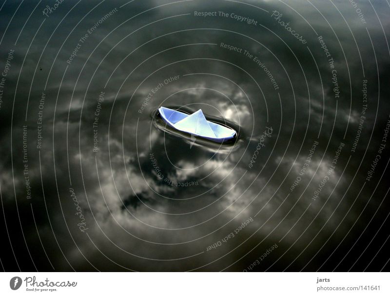 ... Ruhe vor dem Sturm.... Wasserfahrzeug Papierschiff See Ausflug Ferien & Urlaub & Reisen Himmel Wolken ruhig Wetter Regen schlechtes Wetter Angst Panik Kraft