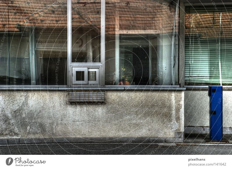 Grenzgänger Haus Spiegel Menschenleer Architektur Mauer Wand Fassade Fenster Dach Verkehr Schranke Glas Metall Rost glänzend dreckig kalt blau grau rot weiß