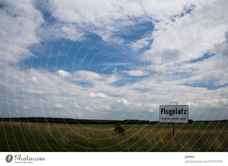 Ja, wo fliegen sie denn? Flugplatz Flugschau Rollfeld Himmel Wolken Flugzeug Brandenburg Flughafen Verbote Segelfliegen blau himmelblau Wiese grün Feld Ferne