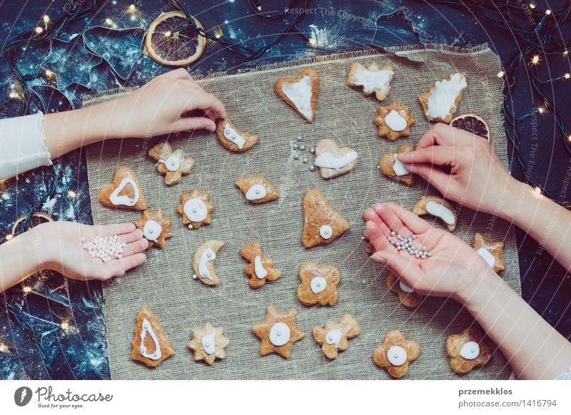 Mutter mit der Tochter, die Weihnachtsplätzchen verziert Tisch Küche Mensch Mädchen Frau Erwachsene Hand 2 machen geschnitten Teppichmesser Mehl Lebkuchen