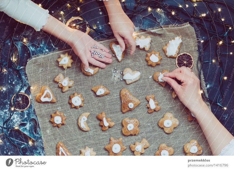 Mutter mit der Tochter, die Weihnachtsplätzchen verziert Tisch Küche Mensch Mädchen Frau Erwachsene Hand 2 machen geschnitten Teppichmesser Mehl Lebkuchen