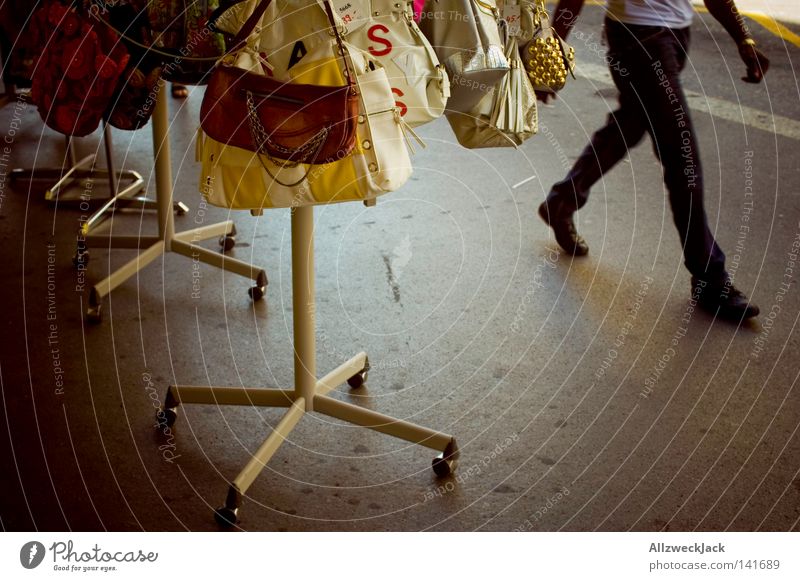 i'm walking Handtasche laufen gehen schreiten Schaufenster Angebot Tasche Fußgängerzone Sommer Schweiz Reichtum