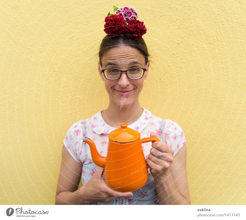 Eine Tasse Tee? Kaffeetrinken Getränk Heißgetränk Teekanne Freude feminin Frau Erwachsene 1 Mensch 30-45 Jahre Blume Blüte Brille Blumenschmuck Blumenhut