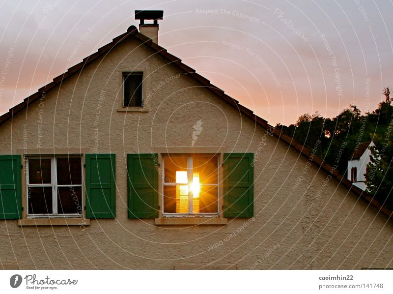 Lichtblick Fenster Sonne Haus Dach Kirche Kirchturm hell gelb Sonnenstrahlen Sonnenuntergang Backstein Fassade Wolken Himmel Abend durchdringend Leipzig Schweiz