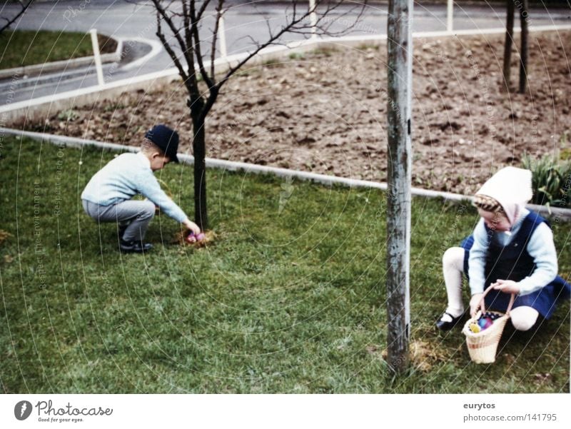 Frohe Ostern ! Suche Korb Wiese old-school Sechziger Jahre Siebziger Jahre Fröhlichkeit Geborgenheit Baum Frühling Kind Mädchen Siegerland Ei eier-suche Straße