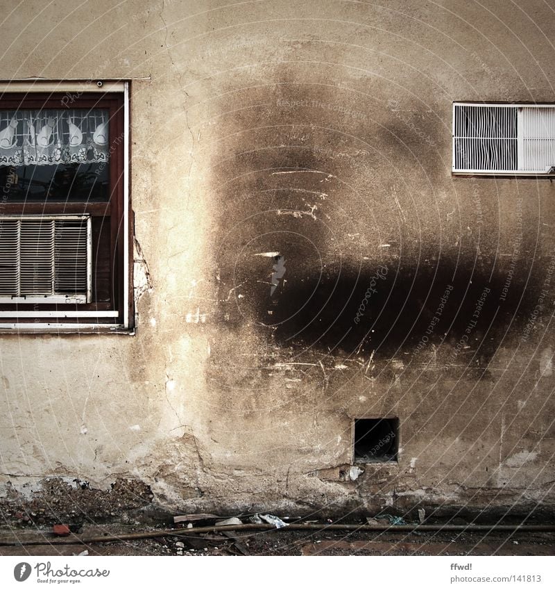 schön ist anders Wand Fenster Gardine Mauer Putz Müll Müllhalde Stein alt verrotten schäbig Einsamkeit verfallen dreckig Bauschutt Ruine Baracke braun beige