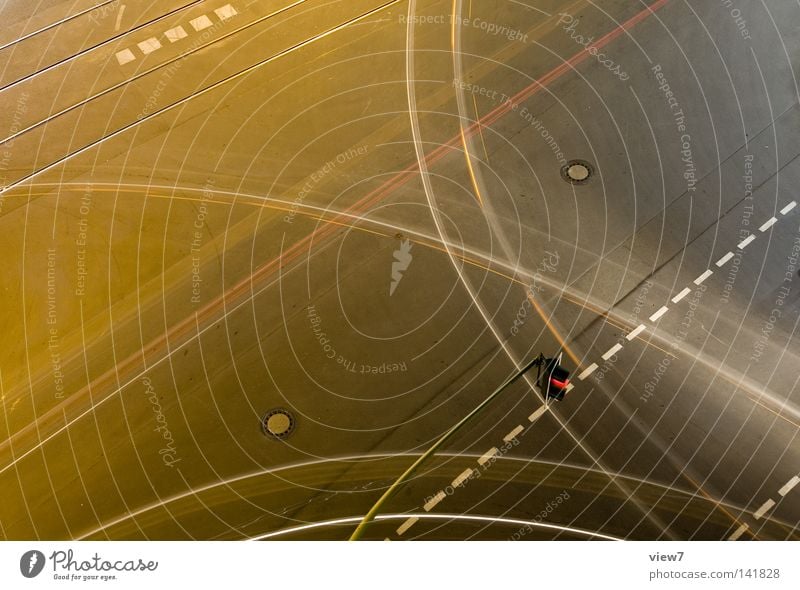 Verkehrsspur Nacht Abend Licht Spuren Mischung Straßenkreuzung Wegkreuzung Ampel Verkehrsstau Teer Beton Bremslicht abbiegen fahren führen Ziel Fußgänger