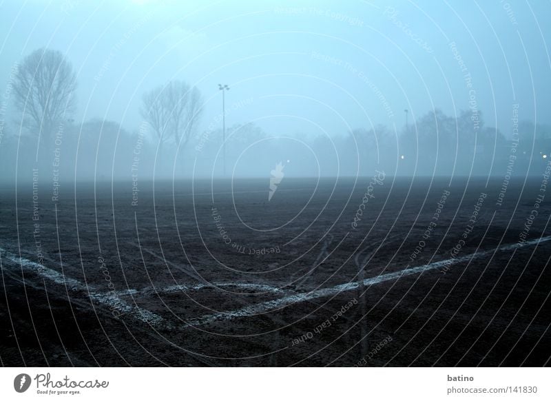 Sleeping Fever Kreis Neuss Fußball Fußballplatz Dämmerung Nebel Ballsport Spielen Deutschland soccer pitch Ascheplatz