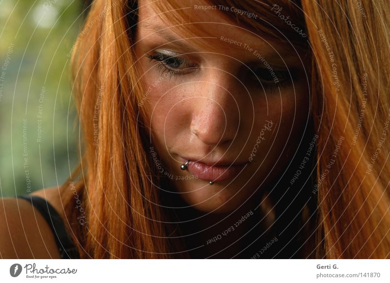 wait and see Gesicht Frau Junge Frau Denken Blick Gesichtsausdruck schön Piercing Herbst rot rothaarig langhaarig ruhig Frieden Porträt neutral abwartend