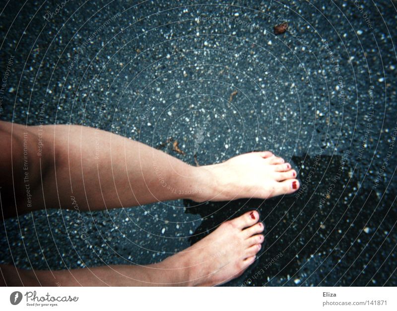 Spurensuche I Nagellack Beine Fuß Wasser Herbst Regen Gewitter Straße kalt nass Suche feucht Asphalt Knie Zehen Barfuß Fingernagel Mädchen Armut verwundbar