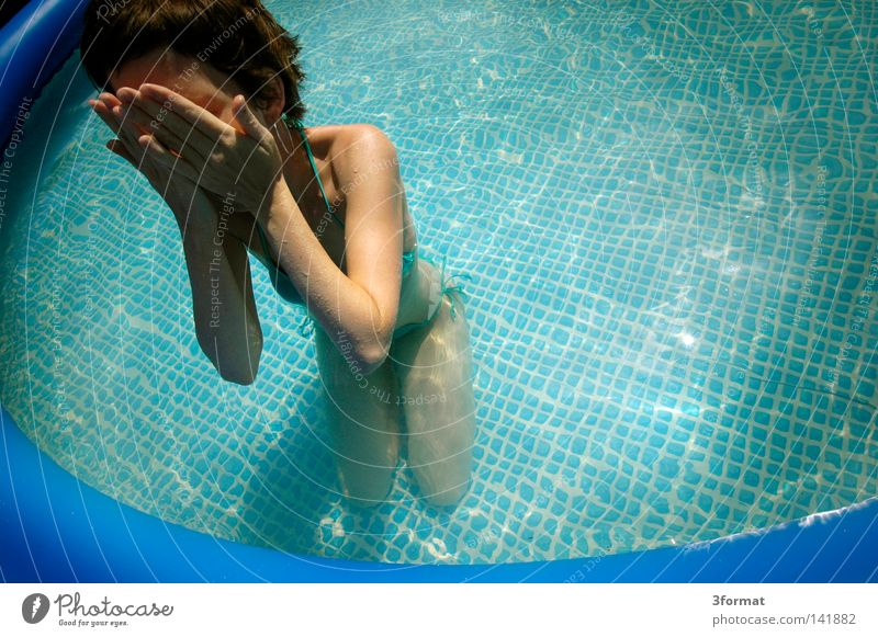 badetag Schwimmbad Planschbecken toben spritzen Flüssigkeit Wasser nass kalt frieren kühlen Kühlung Erfrischung grün türkis durchsichtig Schwimmen & Baden Frau