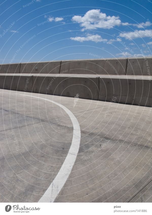 Linie Himmel Wolken Mauer Wand Verkehrswege Straße Beton Schilder & Markierungen blau grau weiß Grafik u. Illustration Farbfoto Außenaufnahme abstrakt