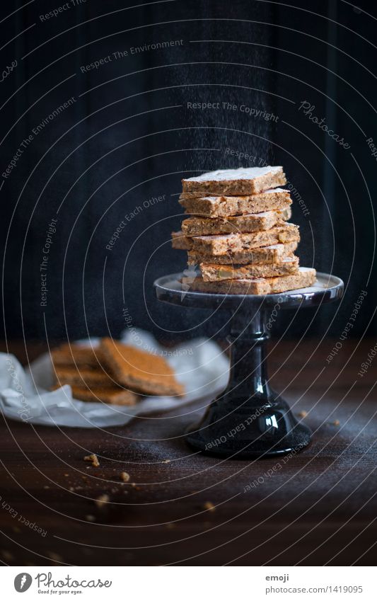 leise rieselt ... Kuchen Dessert Süßwaren blechkuchen Ernährung Fingerfood dunkel lecker süß Puderzucker Winter Farbfoto Innenaufnahme Studioaufnahme