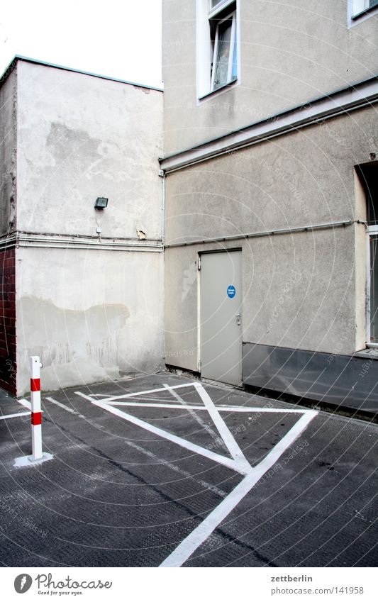 Ecke Parkplatz Schilder & Markierungen Kruzifix Kreuz Parkverbot Hof Hinterhof Haus Nische Tür Eingang Fenster Fassade Detailaufnahme Verkehrswege