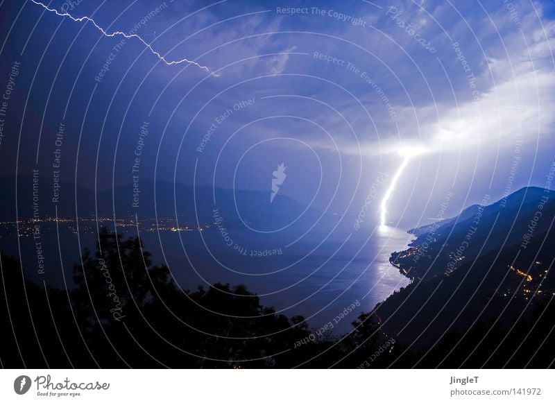 20.000 Volt überm Meer Wolken Unwetter Gewitter Regen Sturm Krach See Wasser Berge u. Gebirge entladen Nacht Seeufer Licht Ferne überblicken Angst Sicherheit