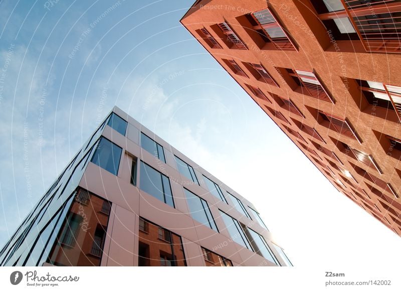 back to the roots Gebäude Haus Fenster glänzend Reflexion & Spiegelung Stil graphisch Ecke Geometrie Wolken Sommer Stadt Verlauf modern mehrfarbig orange Himmel