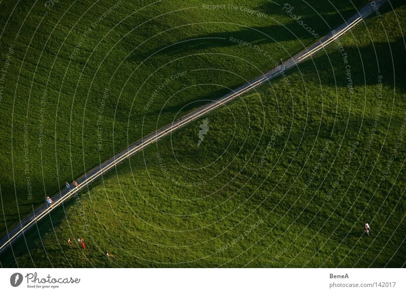 Bergauf Wege & Pfade Fußweg Straße Olympiaberg aufwärts oben steil hoch Hügel erhaben Olympiapark Olympiade München Park Leben Mensch Fußgänger Linie Rasen