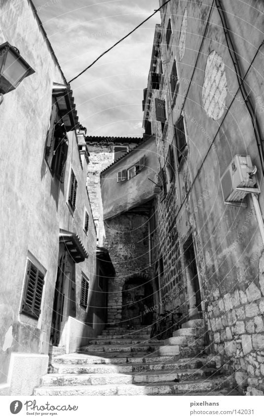 aufwärts Ferien & Urlaub & Reisen Sommer Sommerurlaub Haus Kabel Wärme Tor Mauer Wand Fenster Tür Verkehrswege Stein alt eckig heiß hell hoch rund Gasse Physik