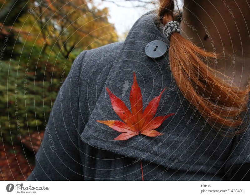 Mitnehmsel feminin Körper 1 Mensch Umwelt Natur Landschaft Herbst Baum Blatt Herbstlaub Ahornblatt Mantel rothaarig Zopf Sammlerstück Knöpfe Bewegung drehen