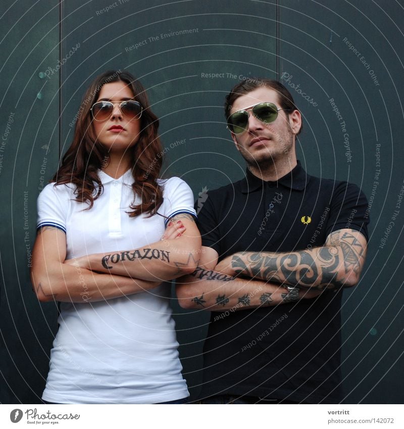 ben und fred Tattoo Tattoostudio Sonnenbrille Hemd T-Shirt Mode Show Band Musiker Mann Frau Model Aussehen Blick entdecken Image Sensation Richtung Physis Wand