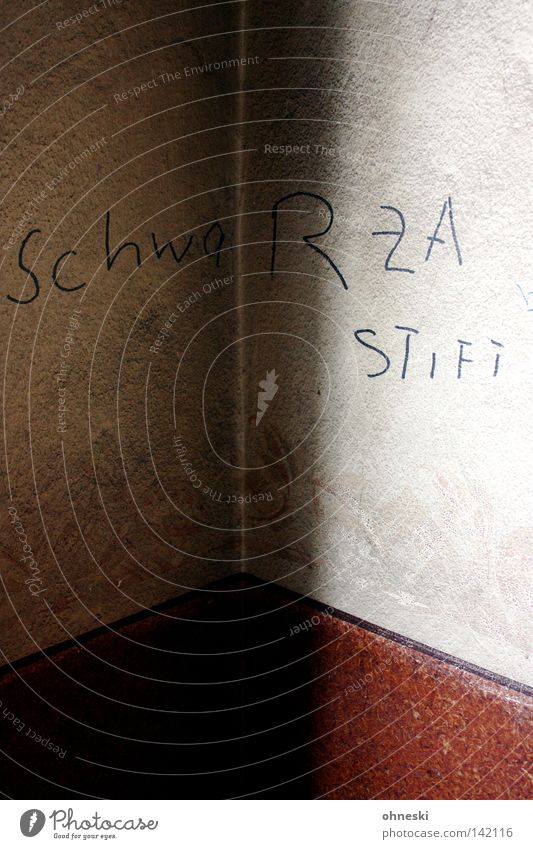 SchwaRZA STIFT schwarz Wand Treppenhaus grau Graffiti Licht Schatten gemalt Schriftzeichen Ecke Muster dreckig kalt dunkel hell Gegenteil lustig Wandmalereien