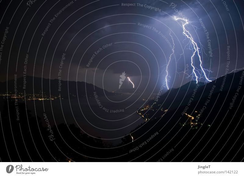 kurzzeitige Hochspannungsleitungen Gewitter Regen Nacht dunkel trüb schlechtes Wetter Wolken entladen See Berge u. Gebirge Wasser Baum Felsen Stein Bergdorf