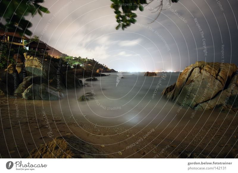 Licht am Horizont Meer Wellen Langzeitbelichtung Nacht Thailand Koh Samui Insel Strand Mitternacht Asien Felsen Lichter