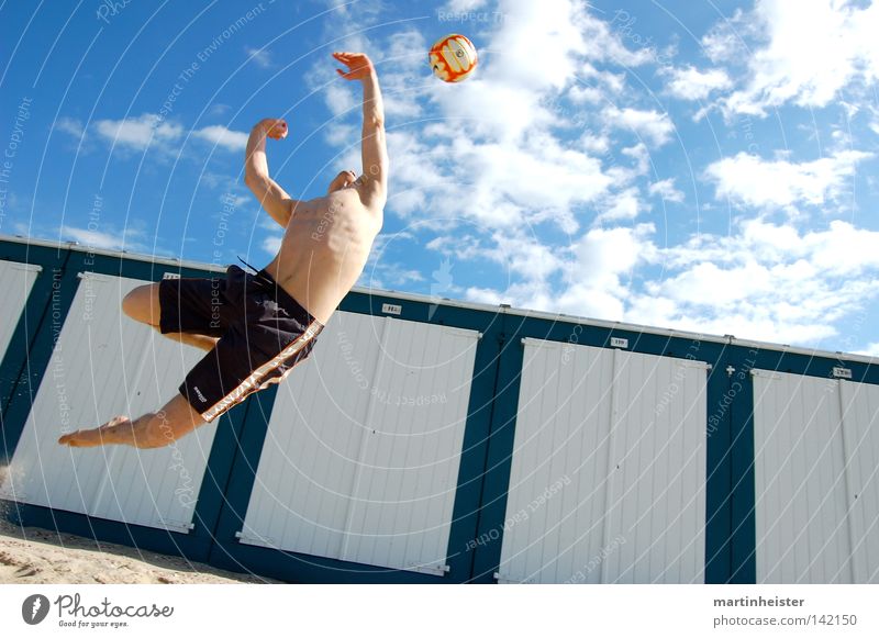 Beachvolleyball Ball Sommer Strand Meer Sonne Himmel Sport springen Ferien & Urlaub & Reisen Sand Freude werfen Spielen sportlich