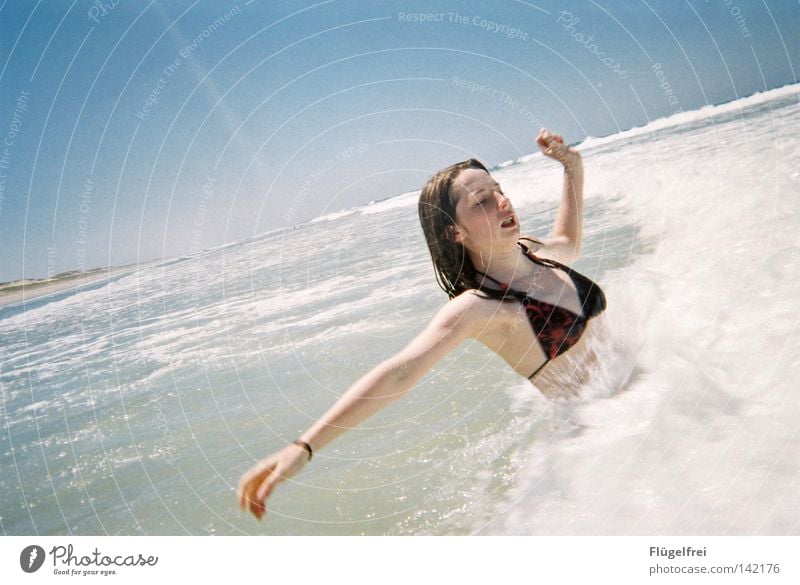 Wuuuah ist das kalt! Freude Ferien & Urlaub & Reisen Freiheit Sommer Strand Meer Wellen Frau Erwachsene Luft Wasser Himmel Schönes Wetter Wind Küste Platz