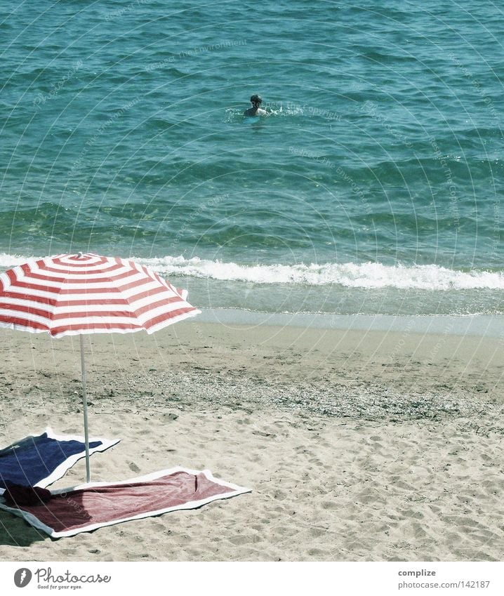 Manfred, ich geh schwimmen! Strand Ferien & Urlaub & Reisen Meer Sommer Sommerurlaub Sonnenschirm Liegestuhl Wellen Mann Brandung Sandstrand maritim mediterran