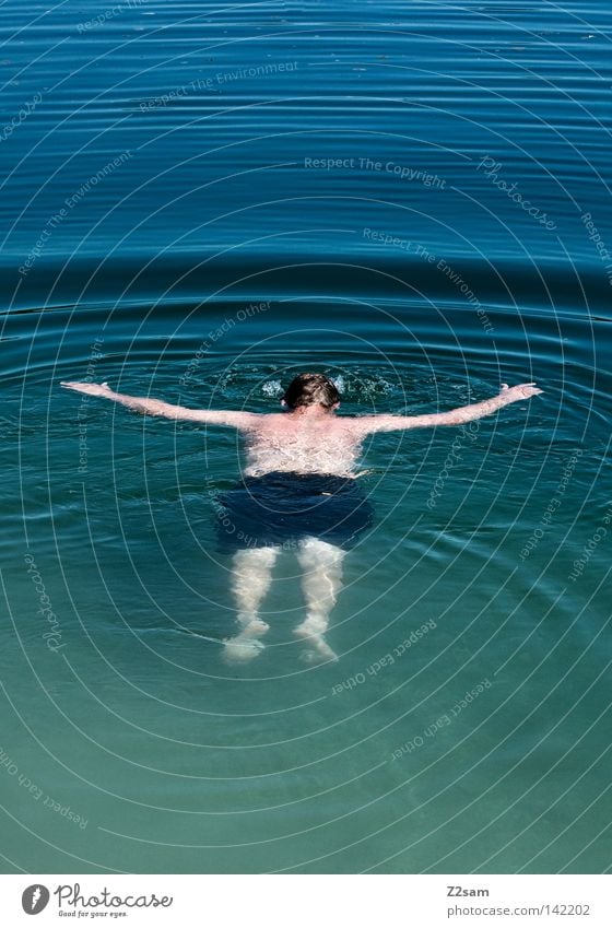 butterfly Wellen Sommer frisch Flüssigkeit Mann maskulin Im Wasser treiben Hose Verlauf grün Kraft ruhig Erholung Wasserleiche Leiche bewegungslos