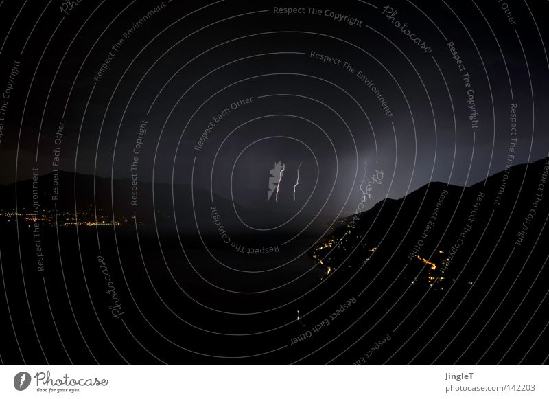 fern ab Nacht dunkel trüb schlechtes Wetter Wolken entladen See Baum Bergdorf Dorf Blitze geblitzt Krach laut Naturgewalt einschlagen Licht Belichtung