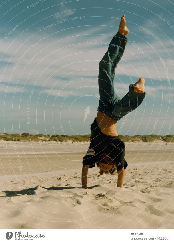 Freestyle Handstand Kind Junge Mann Jugendliche Sommer Strand Meer Aktion Gesundheit Spielen Ferien & Urlaub & Reisen Freizeit & Hobby Luft braun gelb weiß rot