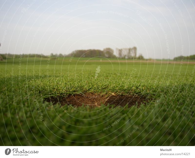 Golfloch aus Ballsicht grün Sport Loch Rasen Golfplatz